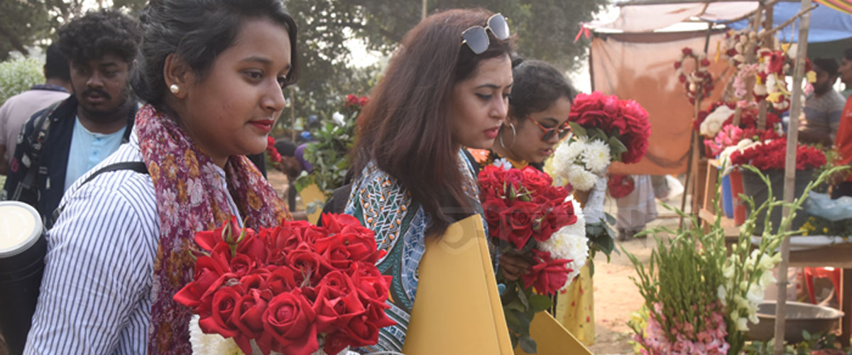 পাঁচ টাকার গোলাপ বিক্রি হচ্ছে ৫০ টাকায় পাঁচ টাকার গোলাপ বিক্রি হচ্ছে ৫০ টাকায়