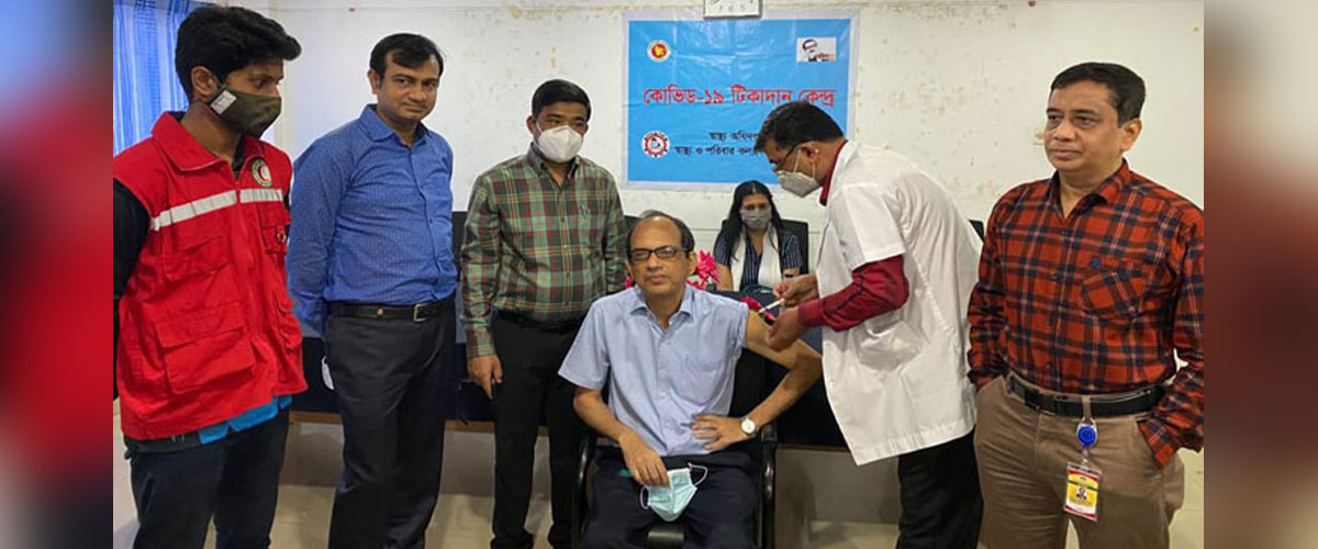 চট্টগ্রামে সস্ত্রীক করোনা টিকা নিলেন ভারতীয় হাই কমিশনার চট্টগ্রামে সস্ত্রীক করোনা টিকা নিলেন ভারতীয় হাই কমিশনার