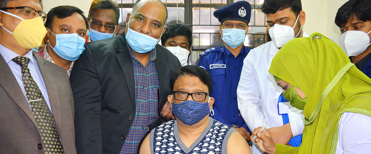 দিনাজপুরে প্রথম করোনার টিকা নিলেন হুইপ ইকবালুর রহিম দিনাজপুরে প্রথম করোনার টিকা নিলেন হুইপ ইকবালুর রহিম