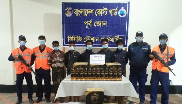 ২শ’ বোতল মদ নিয়ে সেন্টমার্টিনে ঘুরছিলেন মিয়ানমারের ৫ নাগরিক