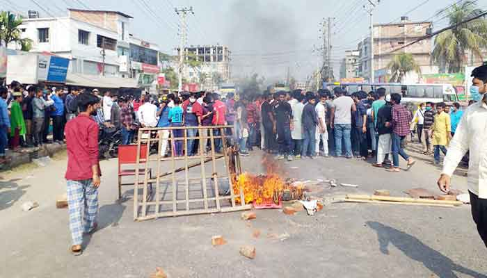 ববি শিক্ষার্থীকে লাঞ্ছিত করায় ২ ঘণ্টা মহাসড়ক অবরোধ