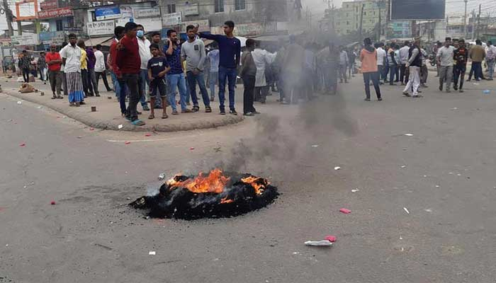 বরিশালে মুখোমুখি অবস্থানে পরিবহন শ্রমিক ও বিশ্ববিদ্যালয় শিক্ষার্থীরা