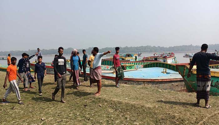 যুবলীগ নেতার বালু উত্তোলন বন্ধ করে দিল গ্রামবাসী