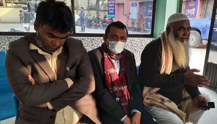 সাংবাদিক পরিচয়ে টাকা চেয়ে ধরা তারা