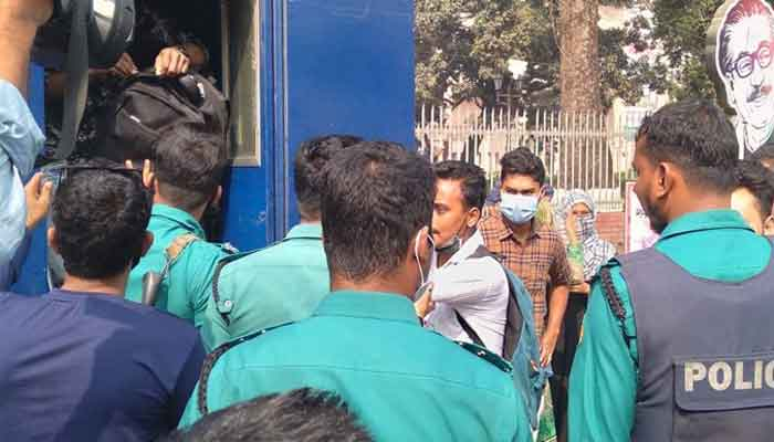 পুলিশি বাধায় জাতীয় বিশ্ববিদ্যালয় শিক্ষার্থীদের আন্দোলন স্থগিত