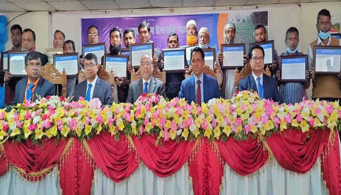 ফরিদপুরে পেঁয়াজ চাষিদের মাঝে ঋণ বিতরণ