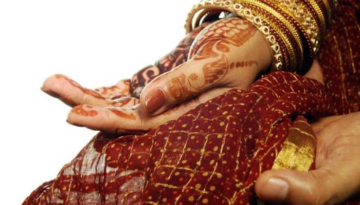 স্কুলছাত্রীর সঙ্গে রাত্রিযাপন ছাত্রলীগ নেতার, আটকে বিয়ে দিলেন এলাকাবাসী