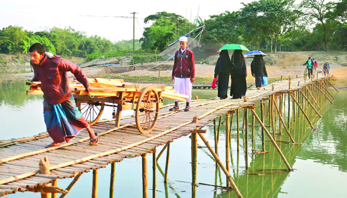 ৫০ গ্রামের মানুষের ভরসা বাঁশের সাঁকো