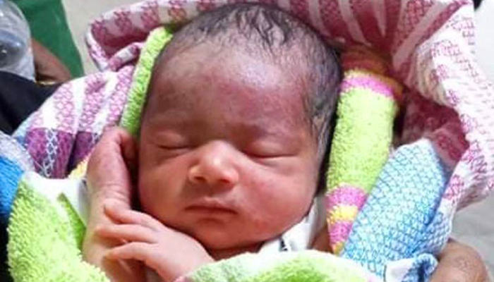 ঝোপের মধ্যে কাঁদছিল ফুটফুটে নবজাতক