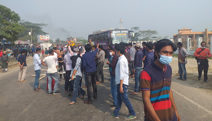 হামলার অভিযোগে সড়ক অবরোধ করে বিক্ষোভে ববি শিক্ষার্থীরা