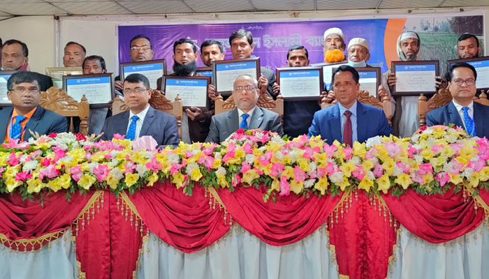 পেঁয়াজ চাষিদের কোটি টাকা ঋণ দিলো শাহজালাল ইসলামী ব্যাংক