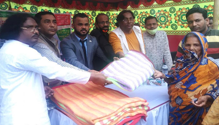 চিলমারীতে শীতার্ত মানুষের মাঝে কম্বল বিতরণ