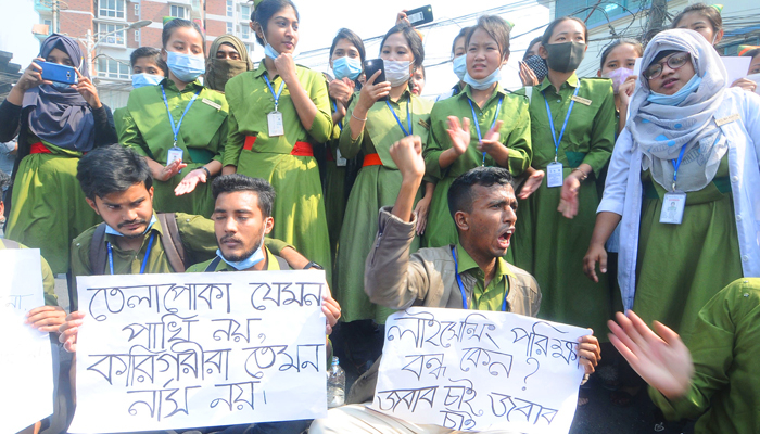 চট্টগ্রামে ৩ দফা দাবিতে আন্দোলনে নার্সিং-মিডওয়াইফের শিক্ষার্থীরা