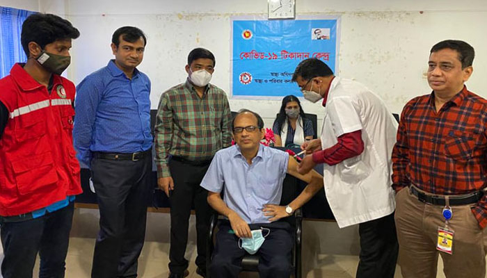 চট্টগ্রামে সস্ত্রীক করোনা টিকা নিলেন ভারতীয় হাই কমিশনার
