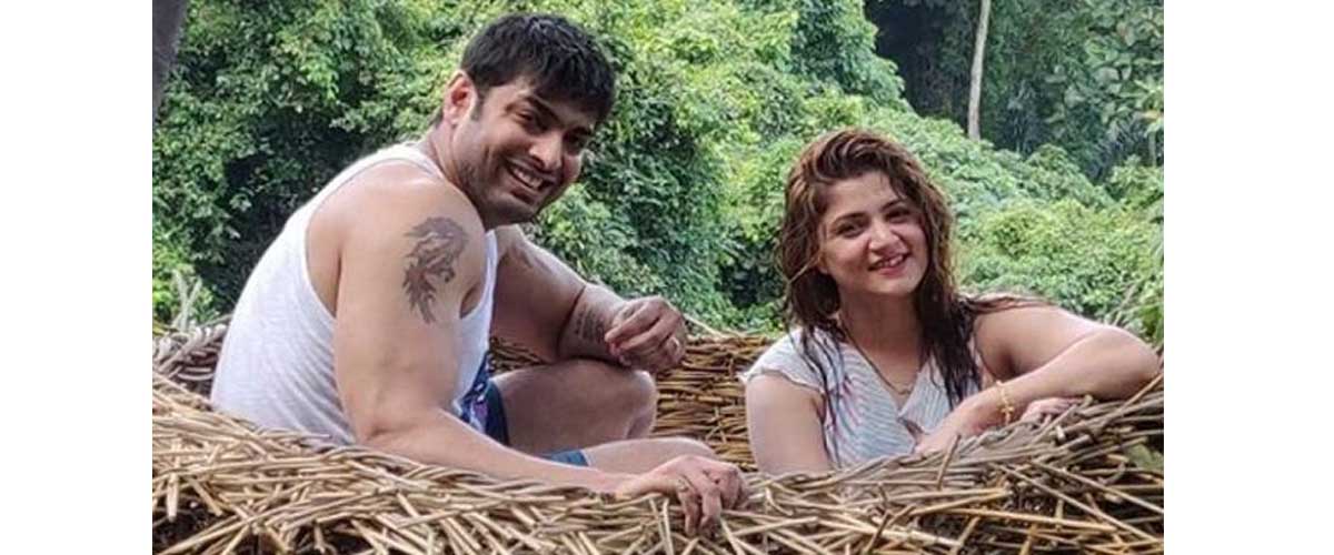 নতুন পথে শ্রাবন্তী, রোশানের শুভকামনা নতুন পথে শ্রাবন্তী, রোশানের শুভকামনা