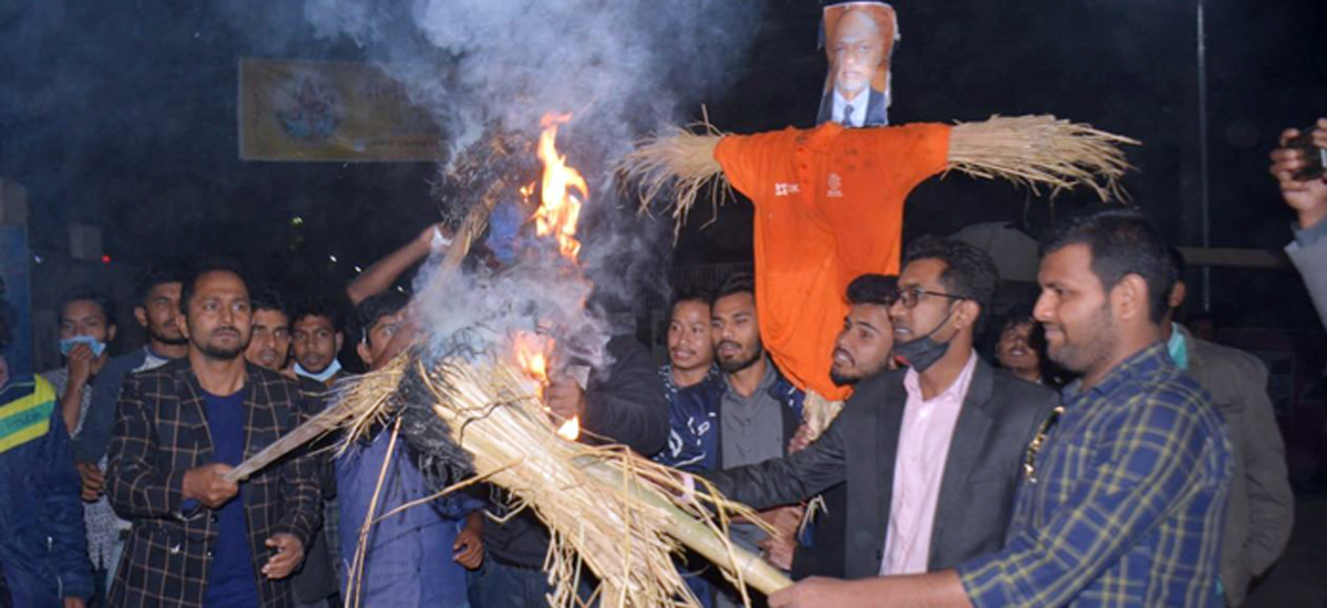 বেরোবিতে উপাচার্য কলিমউল্লাহর কুশপুত্তলিকা দাহ বেরোবিতে উপাচার্য কলিমউল্লাহর কুশপুত্তলিকা দাহ