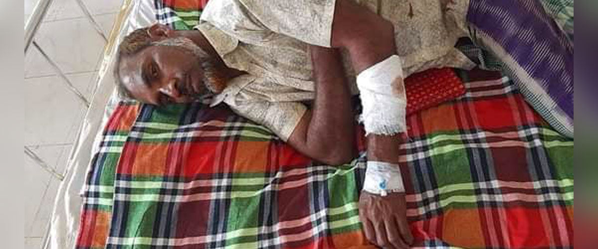 মেয়েকে উত্ত্যক্তের প্রতিবাদ করায় বাবাকে কুপিয়ে জখম মেয়েকে উত্ত্যক্তের প্রতিবাদ করায় বাবাকে কুপিয়ে জখম