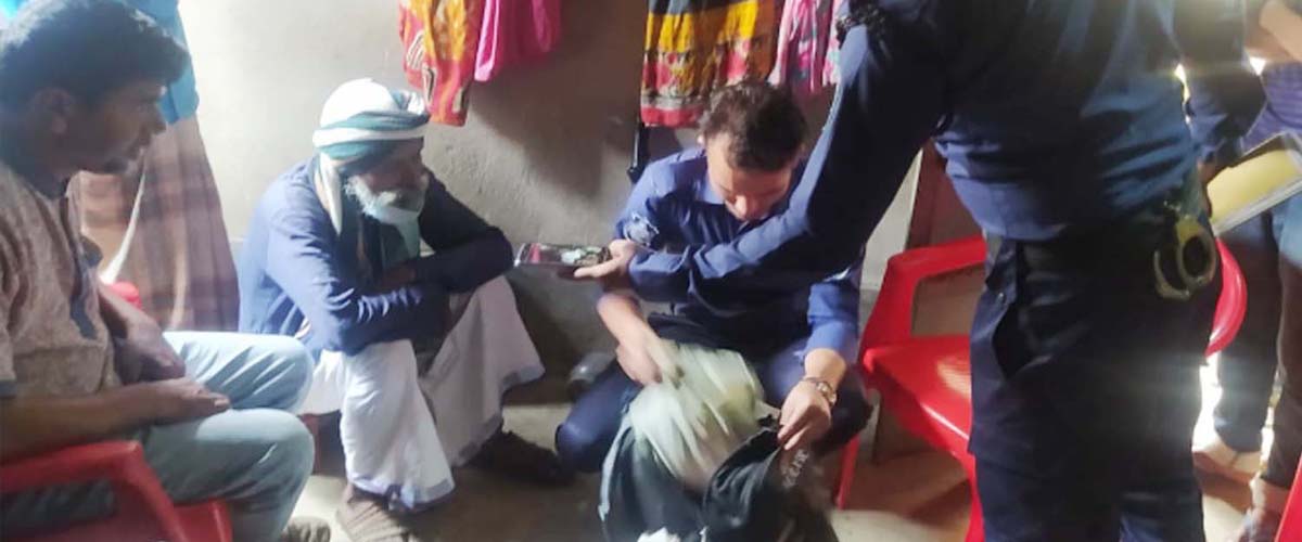 মেয়ের চিকিৎসা করতে এসে বাবাকে খাওয়ালেন ঘুমের ওষুধ, এরপর... মেয়ের চিকিৎসা করতে এসে বাবাকে খাওয়ালেন ঘুমের ওষুধ, এরপর...