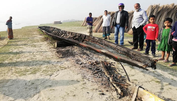 শত্রুতার আগুনে পুড়লো ৮৫ হাত লম্বা নৌকা
