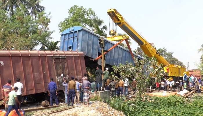 কুষ্টিয়ায় ২২ ঘণ্টায়ও সচল হয়নি রেল যোগাযোগ, প্রকৌশলী বরখাস্ত