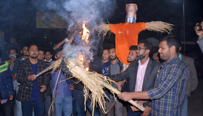 বেরোবিতে উপাচার্য কলিমউল্লাহর কুশপুত্তলিকা দাহ