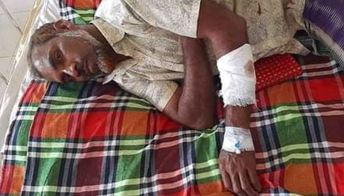 মেয়েকে উত্ত্যক্তের প্রতিবাদ করায় বাবাকে কুপিয়ে জখম