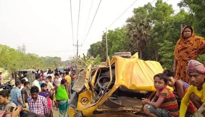 রাজবাড়ীতে ট্রেন-ট্রাক সংঘর্ষে নিহত ২