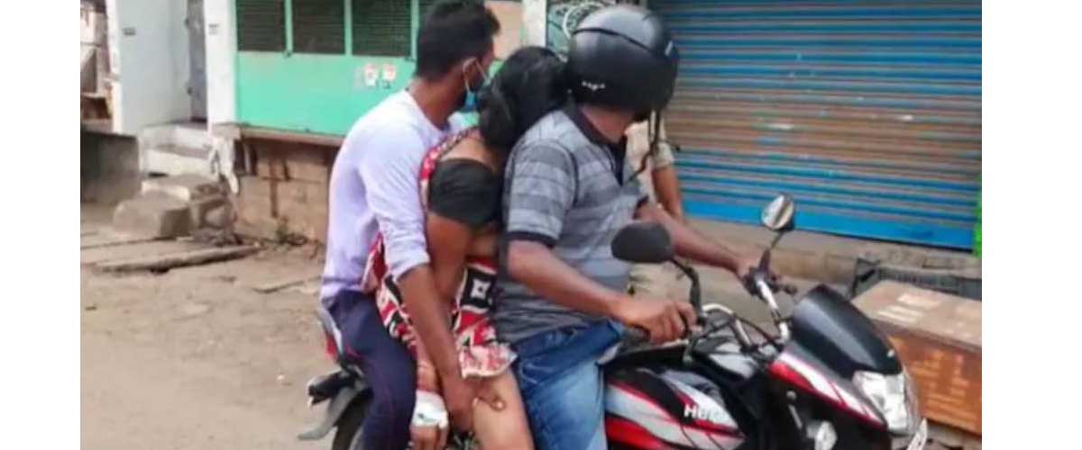 অ্যাম্বুলেন্স মেলেনি, মোটরসাইকেলে মায়ের লাশ নিয়ে শ্মশানে ছেলে অ্যাম্বুলেন্স মেলেনি, মোটরসাইকেলে মায়ের লাশ নিয়ে শ্মশানে ছেলে