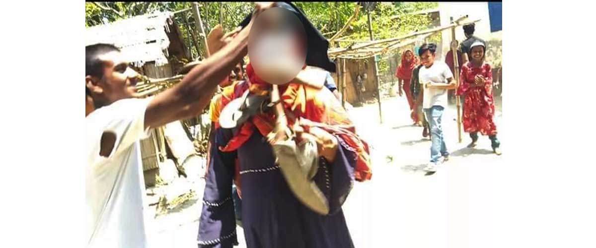 জুতাপেটা করে জুতার মালা পরিয়ে গ্রাম ঘোরানো হলো তাদের জুতাপেটা করে জুতার মালা পরিয়ে গ্রাম ঘোরানো হলো তাদের