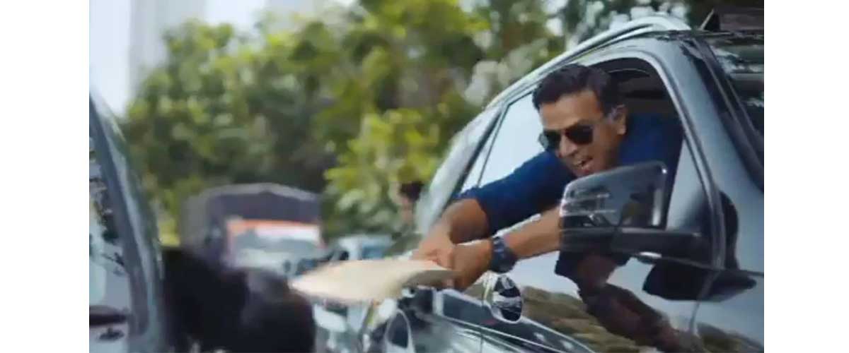 জ্যামে বসে মেজাজ হারালেন রাহুল, ব্যাট দিয়ে ভাঙলেন গাড়ি জ্যামে বসে মেজাজ হারালেন রাহুল, ব্যাট দিয়ে ভাঙলেন গাড়ি