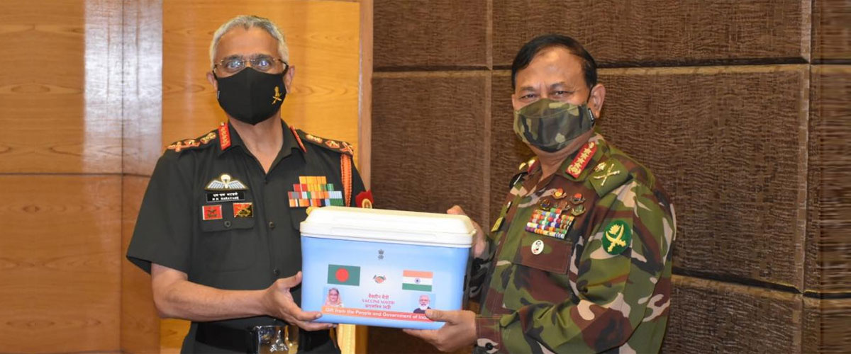 সেনাপ্রধানের কাছে এক লাখ ডোজ টিকা হস্তান্তর ভারতের সেনাপ্রধানের সেনাপ্রধানের কাছে এক লাখ ডোজ টিকা হস্তান্তর ভারতের সেনাপ্রধানের