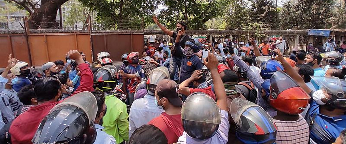 রাইড শেয়ারিং বন্ধ করায় মোটরসাইকেল চালকদের বিক্ষোভ রাইড শেয়ারিং বন্ধ করায় মোটরসাইকেল চালকদের বিক্ষোভ
