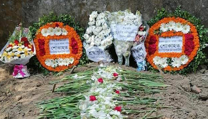 বাবা-মায়ের পাশে চিরনিদ্রায় মিতা হক