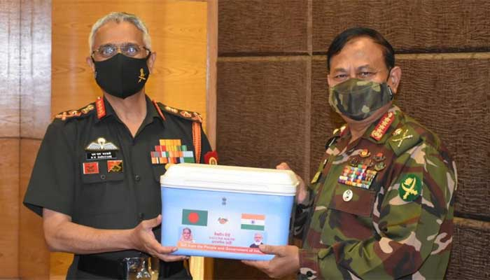 সেনাপ্রধানের কাছে এক লাখ ডোজ টিকা হস্তান্তর ভারতের সেনাপ্রধানের