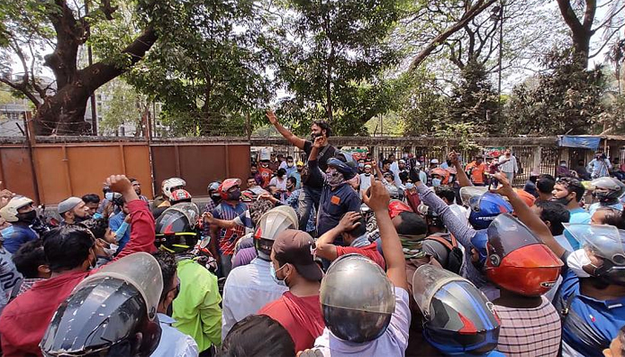 রাইড শেয়ারিং বন্ধ করায় মোটরসাইকেল চালকদের বিক্ষোভ