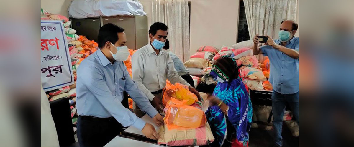 ফরিদপুরে এক হাজার পরিবারের মাঝে খাদ্য সামগ্রী বিতরণ ফরিদপুরে এক হাজার পরিবারের মাঝে খাদ্য সামগ্রী বিতরণ