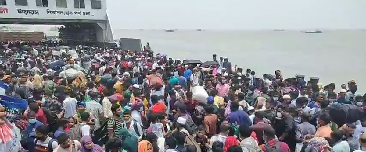 'অ্যাম্বুলেন্স পারাপারে' চালু করা ফেরিতেই গাদাগাদি করে পদ্মা পাড়ি 'অ্যাম্বুলেন্স পারাপারে' চালু করা ফেরিতেই গাদাগাদি করে পদ্মা পাড়ি