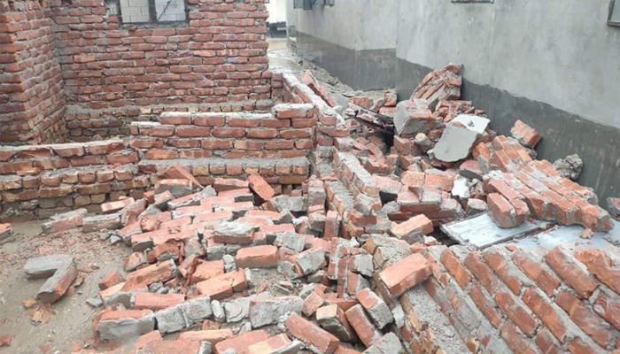 আশ্রয়ণ প্রকল্পের কাজ শেষ না হতেই ভেঙে পড়ল ৪ ঘর
