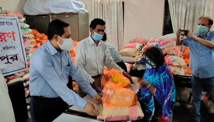 ফরিদপুরে এক হাজার পরিবারের মাঝে খাদ্য সামগ্রী বিতরণ