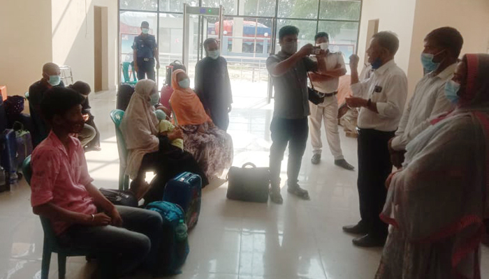 ভারতে আটকেপড়া ৪৩ জন ফিরলেন দুই স্থলবন্দর দিয়ে