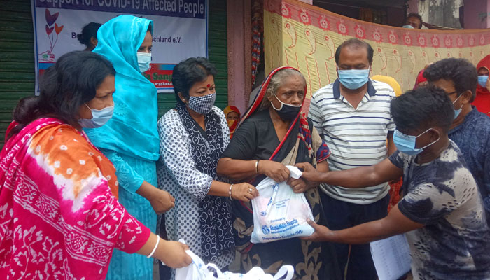 ফরিদপুরে যৌনকর্মীদের মাঝে খাদ্য সামগ্রী বিতরণ