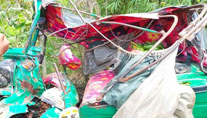ফেনীতে পিকআপ ভ্যানের চাপায় প্রাণ গেল ৪ জনের