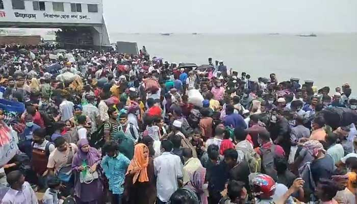 'অ্যাম্বুলেন্স পারাপারে' চালু করা ফেরিতেই গাদাগাদি করে পদ্মা পাড়ি
