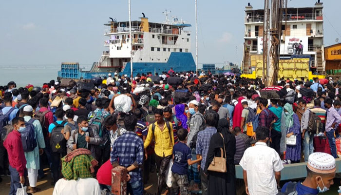 বিজিবিকে ফাঁকি দিয়ে পদ্মা পাড়ি