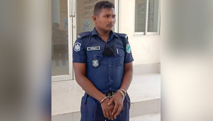 পুলিশ সেজে মোটরসাইকেল তল্লাশি করছিলেন তিনি