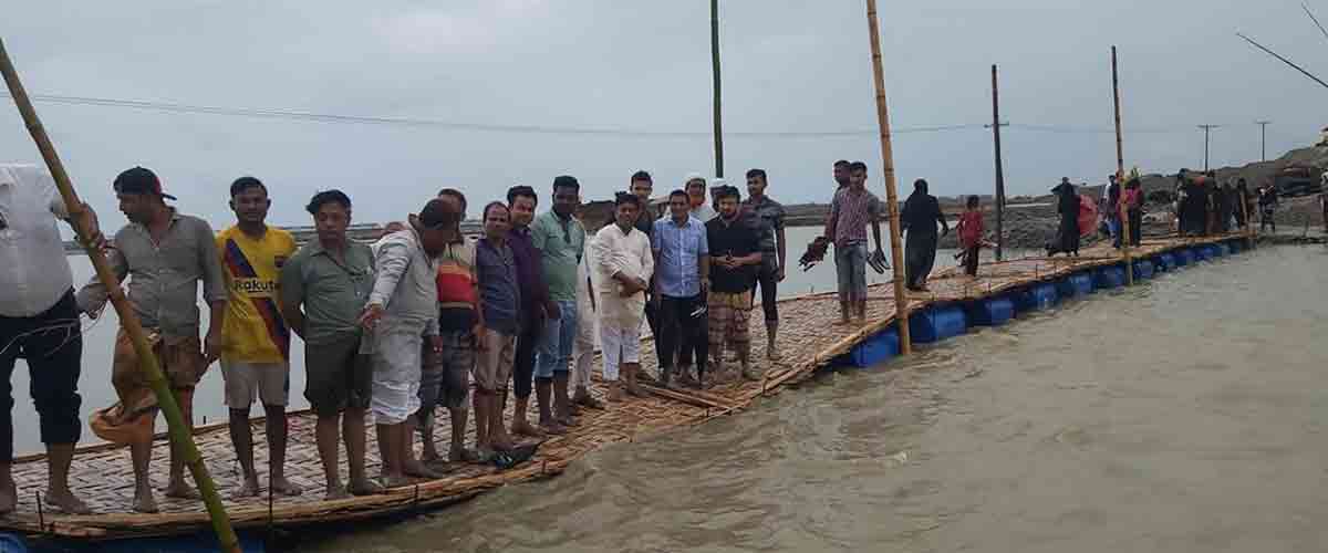 টেকনাফে ৪০ হাজার মানুষের চলাচলে ভাসমান সেতু টেকনাফে ৪০ হাজার মানুষের চলাচলে ভাসমান সেতু