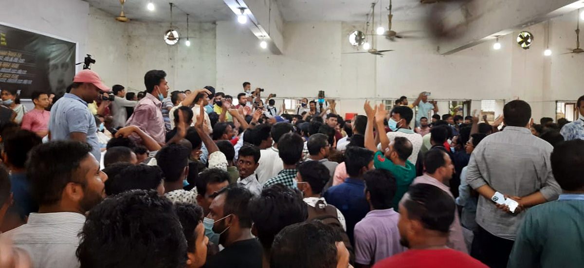 জিয়াউর রহমানের শাহাদাত বার্ষিকীর আলোচনায় ছাত্রদলের চেয়ার ছোড়াছুড়ি জিয়াউর রহমানের শাহাদাত বার্ষিকীর আলোচনায় ছাত্রদলের চেয়ার ছোড়াছুড়ি