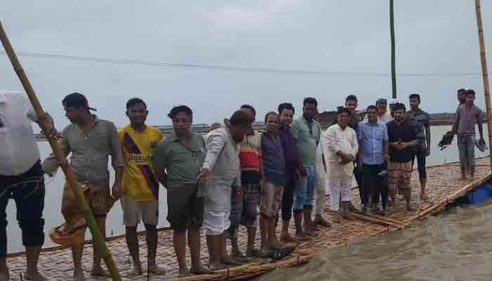 টেকনাফে ৪০ হাজার মানুষের চলাচলে ভাসমান সেতু