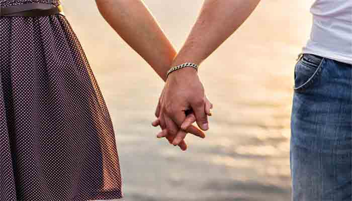 সঙ্গীর হাত ধরলে যা ঘটে মস্তিষ্কে