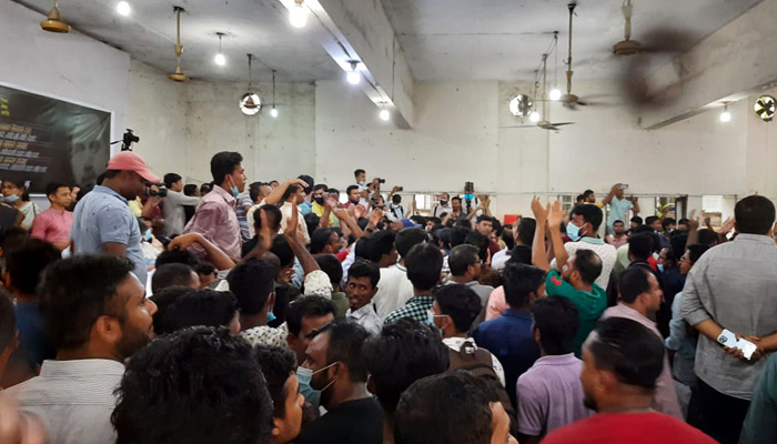 জিয়াউর রহমানের শাহাদাত বার্ষিকীর আলোচনায় ছাত্রদলের চেয়ার ছোড়াছুড়ি